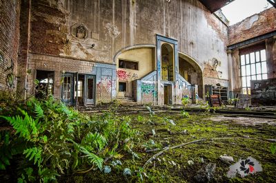 Ein Gebäude mit einer Reihe von Pflanzen, die innen wachsen