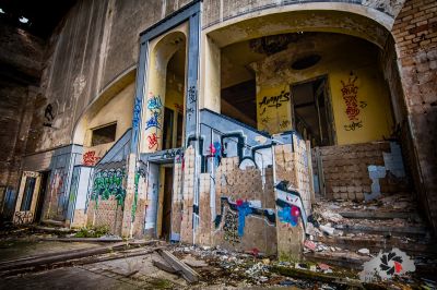 Ein Gebäude mit Graffiti darauf und eine Tür