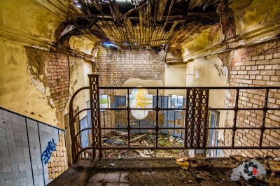 Ein sehr altes Zimmer mit einem sehr alten Bett