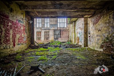 Ein sehr altes Gebäude mit Graffiti an den Wänden