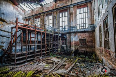 Ein Zimmer mit vielen Trümmern und kaputten Fenstern