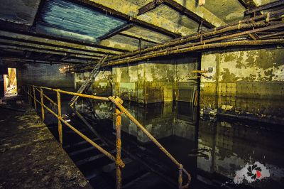 Das Innere eines verlassenen Gebäudes mit Wasser und Rost