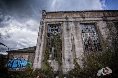Ein Gebäude mit einem Bündel von Fenstern und Graffiti auf der Seite