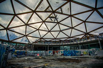 Ein großer offener Bereich mit einer Decke und einem Skatepark