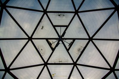 Blick auf eine Glaskuppel mit Uhr