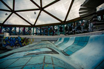 Ein Skatepark mit einem Skateboarder an der Seite