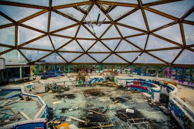 Ein großer Raum mit vielen Trümmern