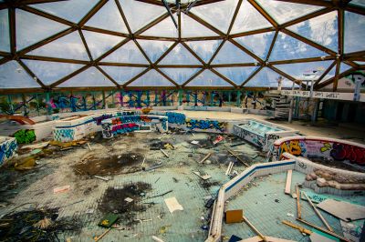 Ein Zimmer mit vielen Trümmern und Graffiti