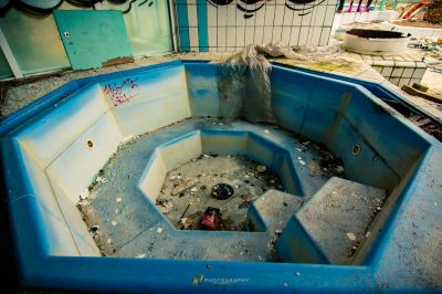 Eine Badewanne mit einem Loch darin