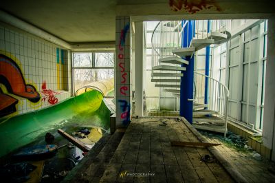 Ein Zimmer mit einer Treppe und einer Treppe