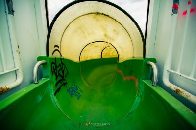 Eine grüne Badewanne mit Graffiti darauf