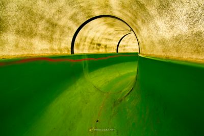 Ein grüner Tunnel mit einer roten Linie, die hindurch geht