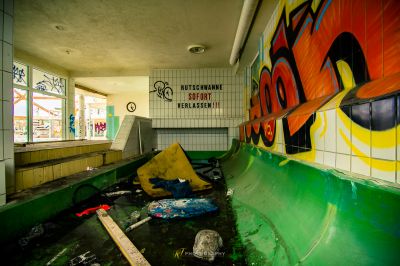 Ein Skatepark mit Graffiti an den Wänden