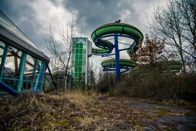 Eine Wasserrutsche in einem Park
