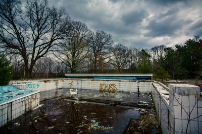 Ein großer Pool mit viel Müll drauf