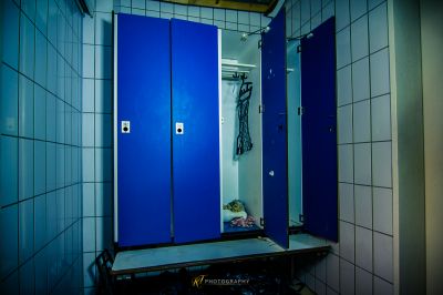 Ein blauer Badezimmerstand mit Spiegel und Handtuchständer