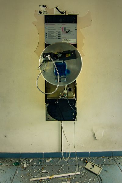 Ein kaputtes Telefon sitzt auf dem Boden