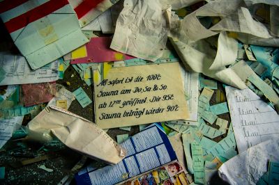 Ein Stapel Papiere mit einem Zeichen, das sagt, nicht lieben