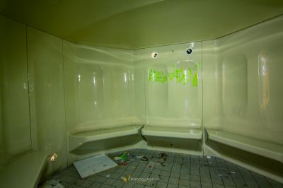 Ein Badezimmer mit Toilette und Mülleimer