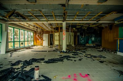 Ein Zimmer mit viel Schutt und viel Müll