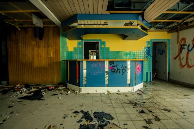 Ein Zimmer mit einem Haufen Müll und einer blauen Wand