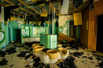 Ein Zimmer mit einem Haufen Müll und einer Toilette