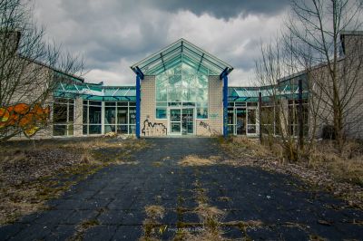 Ein Gebäude mit vielen Fenstern und vielen Fenstern