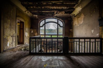 Ein Zimmer mit Balkon und Fenster