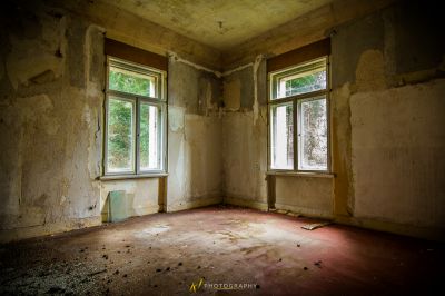 Ein Zimmer mit zwei Fenstern