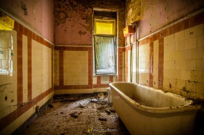 Eine Badewanne in einem schmutzigen Badezimmer mit Fenster