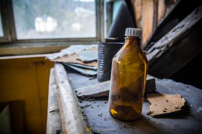 Eine Flasche Flüssigkeit, die auf einem Tisch sitzt