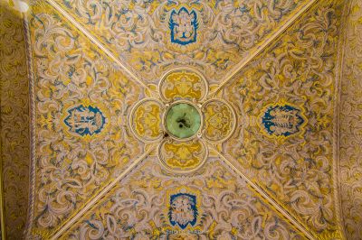 Eine Uhr ist an der Decke eines Gebäudes