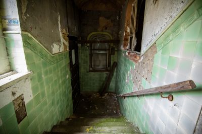 Ein sehr altes Badezimmer mit einer kaputten Tür