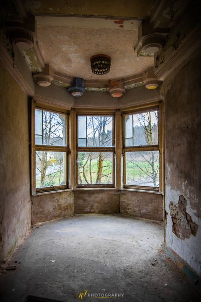 Ein Zimmer mit Deckenventilator und Fenster