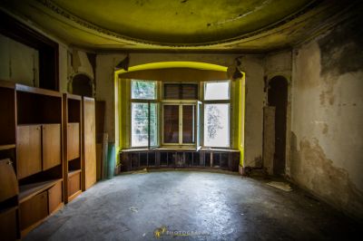 Ein Zimmer mit einem Fenster und einem Schrank