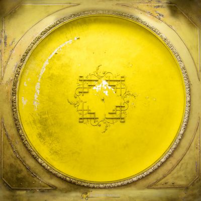 Eine gelbe Platte mit einem Muster darauf