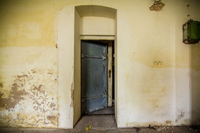 Eine Tür ist offen in einem schmutzigen Raum