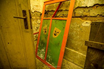 Eine Tür mit einem Gesicht darauf gemalt