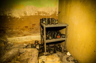 Eine kleine Küche mit einem Regal und vielen Töpfen