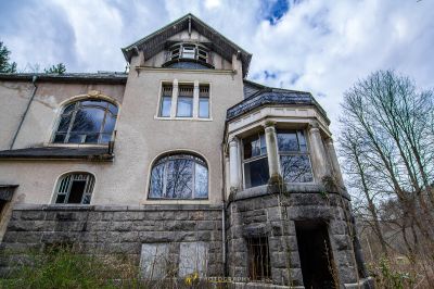 Ein sehr altes Haus mit vielen Fenstern