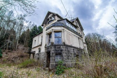 Ein sehr altes Gebäude im Wald