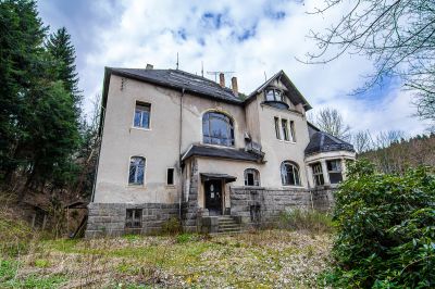 Ein sehr altes Haus mit vielen Fenstern