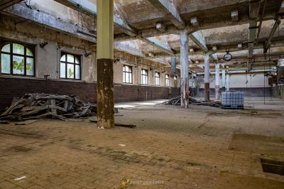 Ein Zimmer mit einem Ziegelboden und einem großen Fenster