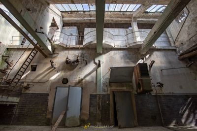 Ein Zimmer mit einem Haufen Treppen und einem Haufen Treppen