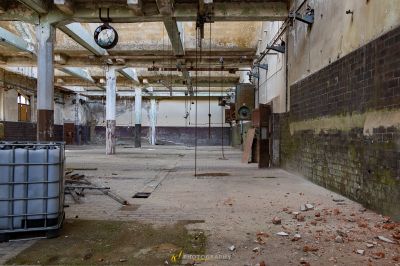 Ein Zimmer mit Mülleimer und Mülleimer