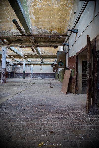 Ein Zimmer mit einem Ziegelboden und einer Decke