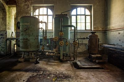 Ein Zimmer mit einem Haufen alter Maschinen