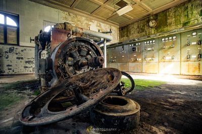 Eine große Maschine in einem Gebäude