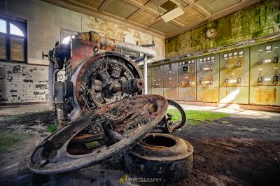 Eine verrostete Maschine in einem Gebäude