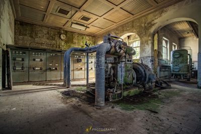 Eine große Maschine in einem Gebäude mit viel Rost